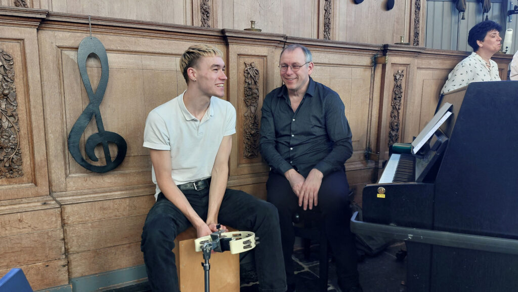 Jan Doedens op de piano en zijn zoon Jeroen Doedens op de cajon